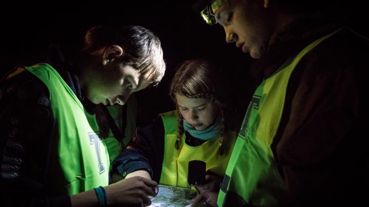 Spejdere i refleksveste i mørket 