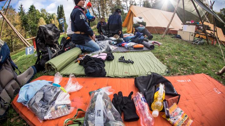 Spejdere der er ved at pakke rygsæk