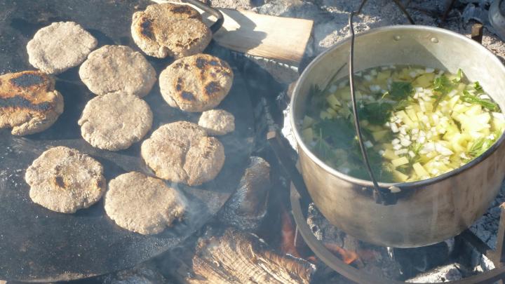 Fladbrød med skovens urter